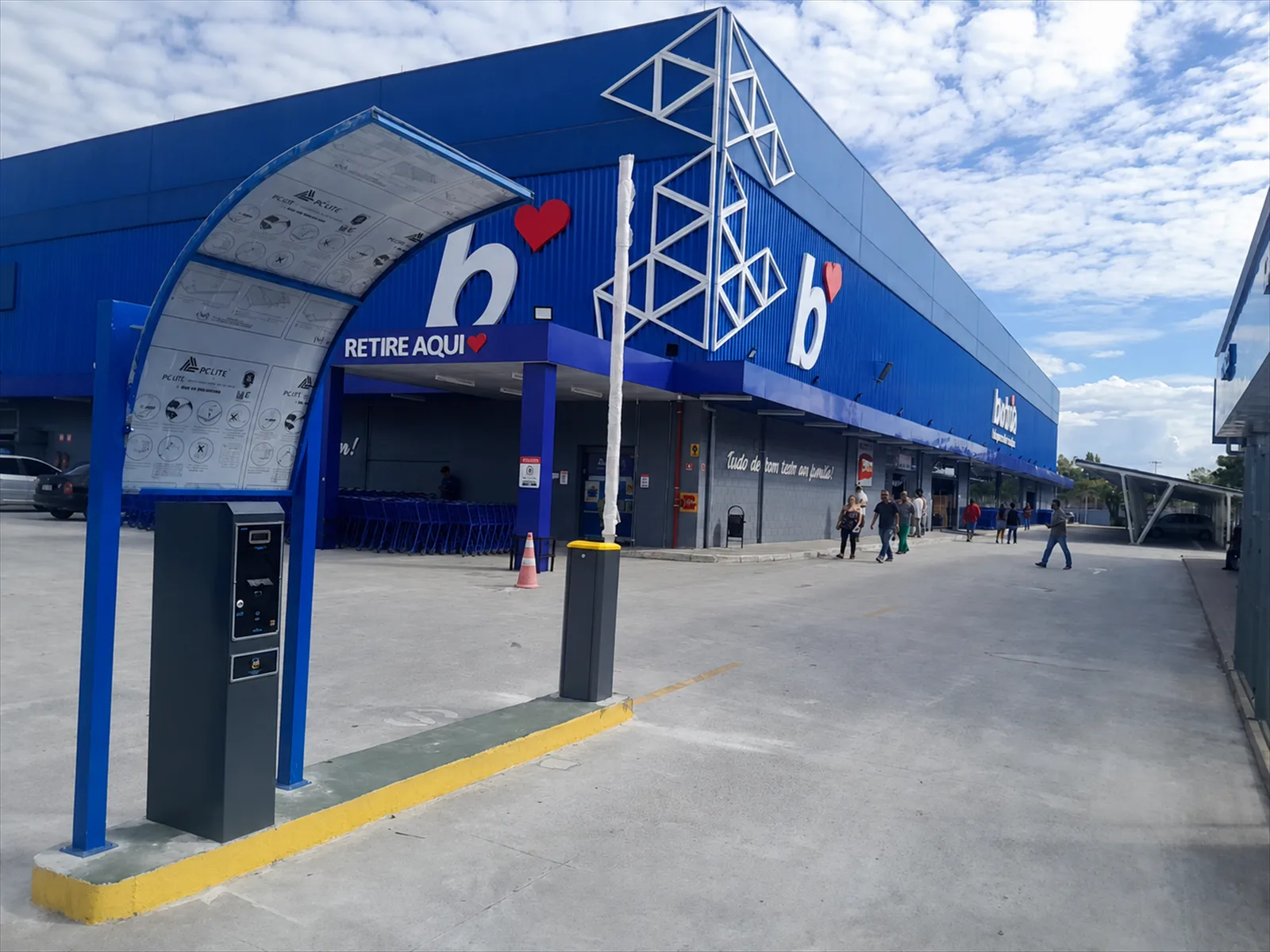 Entrada de centro comercial com solução de estacionamento e acesso